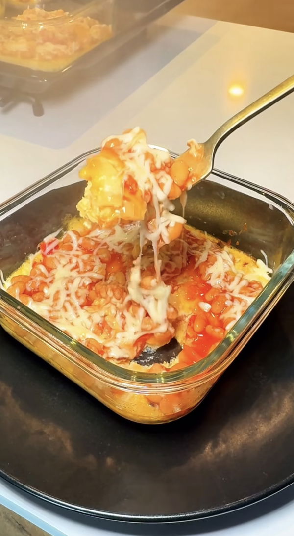 Cheesy beano breakfast bakes