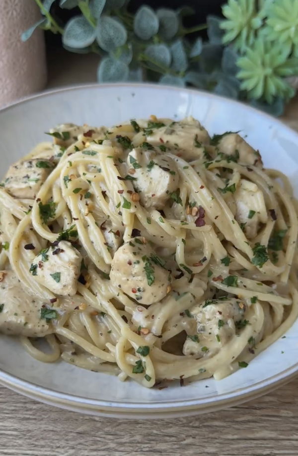 Creamy Garlic and Herb Spaghetti