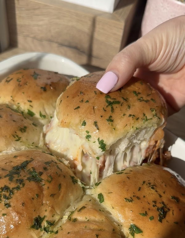 Cheesy Bolognese Garlic Bread Sliders