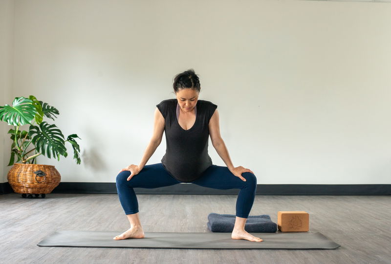 20min Pregnancy yoga standing flow ｜ gentle full body class ｜ feel your best ｜ all trimesters