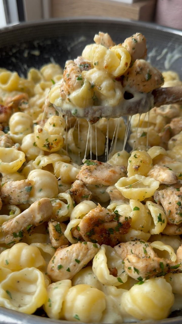 Garlic butter chicken Mac n Cheese 🧀