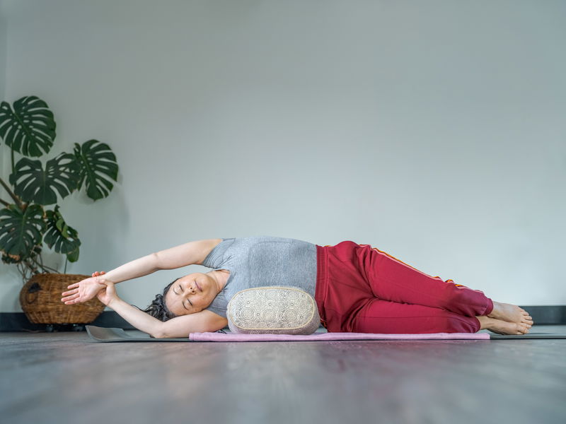 3 bedtime yin poses ｜ lengthen spine, side body & chest ｜ encourage deep sleep & relaxation