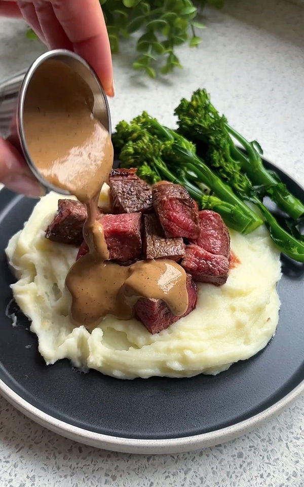 Peppercorn steak bites & cheesy mash