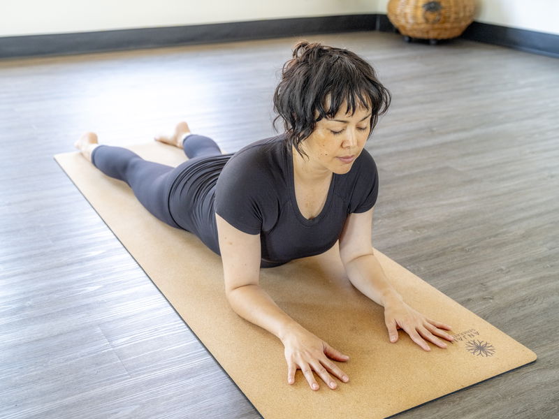 Gentle yoga for sensory overload ｜ minimal cues ｜ bedtime yoga ｜ 20min