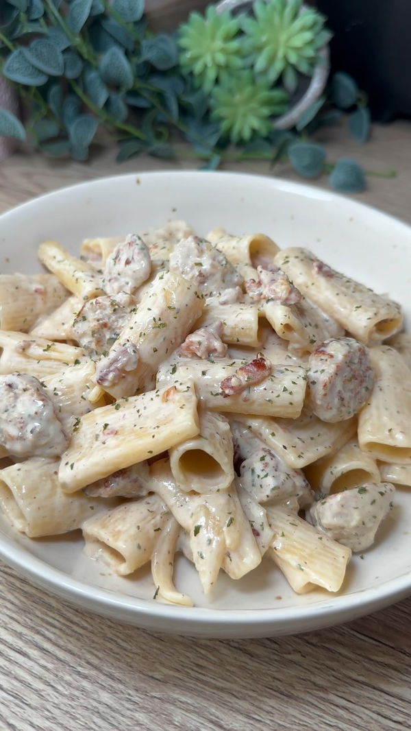 Creamy Garlic Sausage and Bacon Pasta🧀