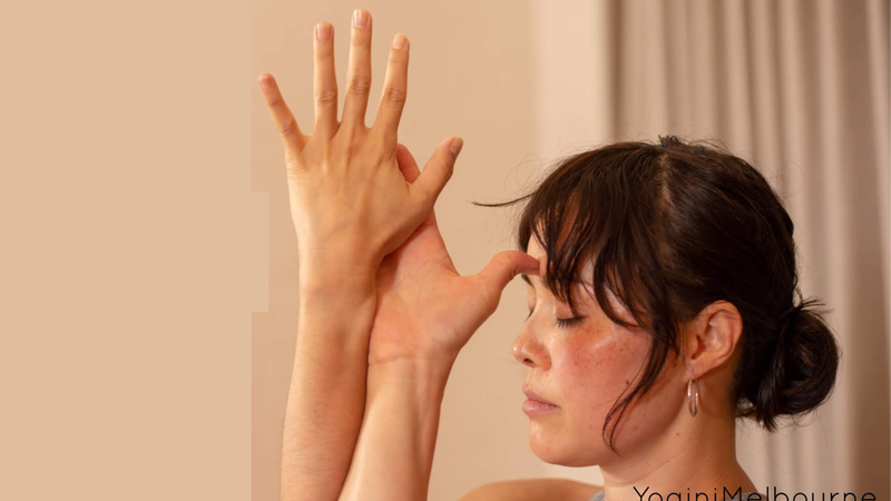 Yoga to alleviate anxiety (hip focus) 10 minute practice