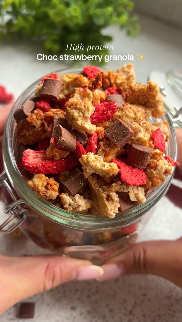 Chocco strawberry granola