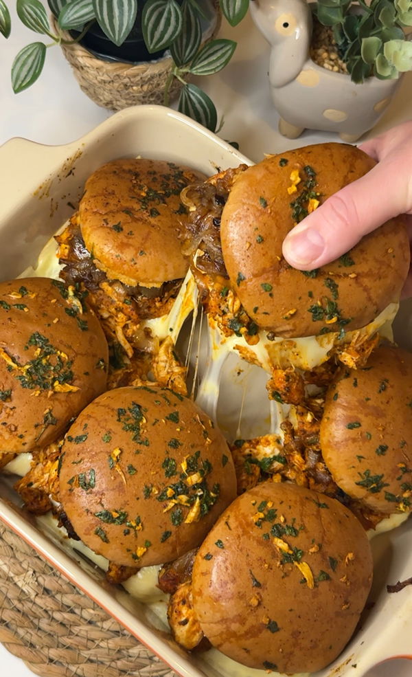 Creamy buffalo and caramelised onion chicken slider buns