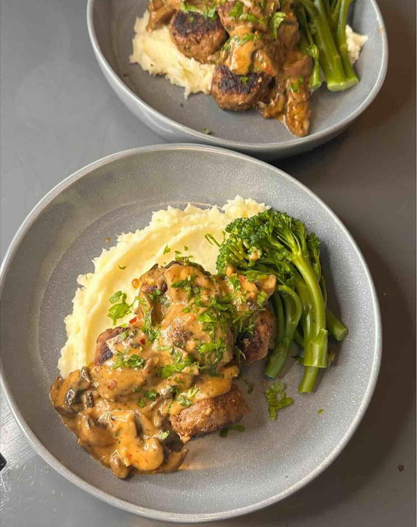 Pesto meatballs with mushroom sauce